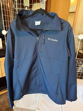 Columbia Men's Dark Blue Softshell Jacket with Chest Zipper